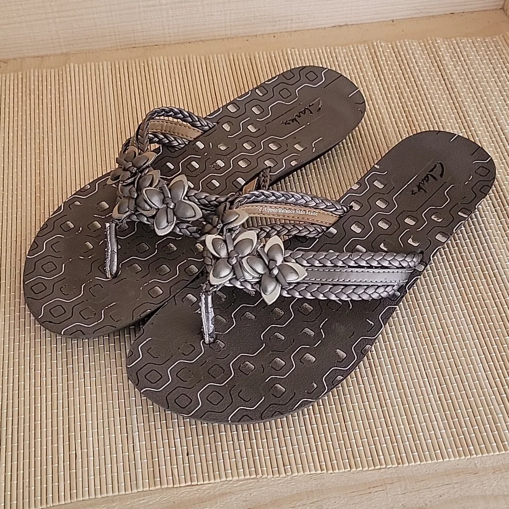 Clarks sz8 Pewter flower sandals